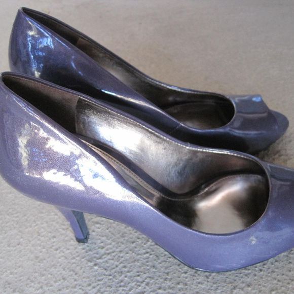 MICHELLE D PEEP TOE PUMP HEELS PURPLE PATENT 7 - Picture 3 of 5